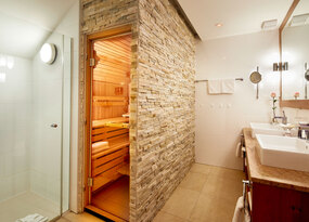 1806-Suite-Badezimmer-mit-Sauna-(c)-Das-Ronacher_Michael-Huber.jpg