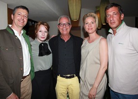 Simone und Markus Ronacher mit Birgit Minichmayr, Günther Beelitz und Viktor Gernot.jpg